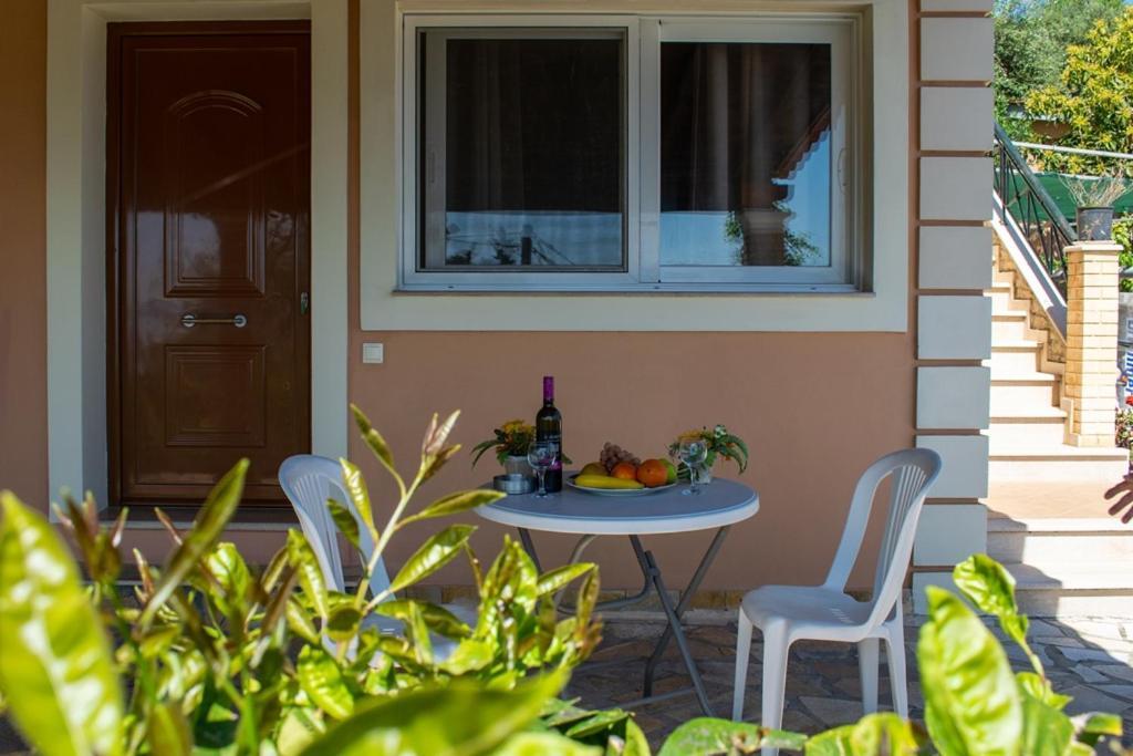Takis & Eirini Family Apartments Perama  Extérieur photo