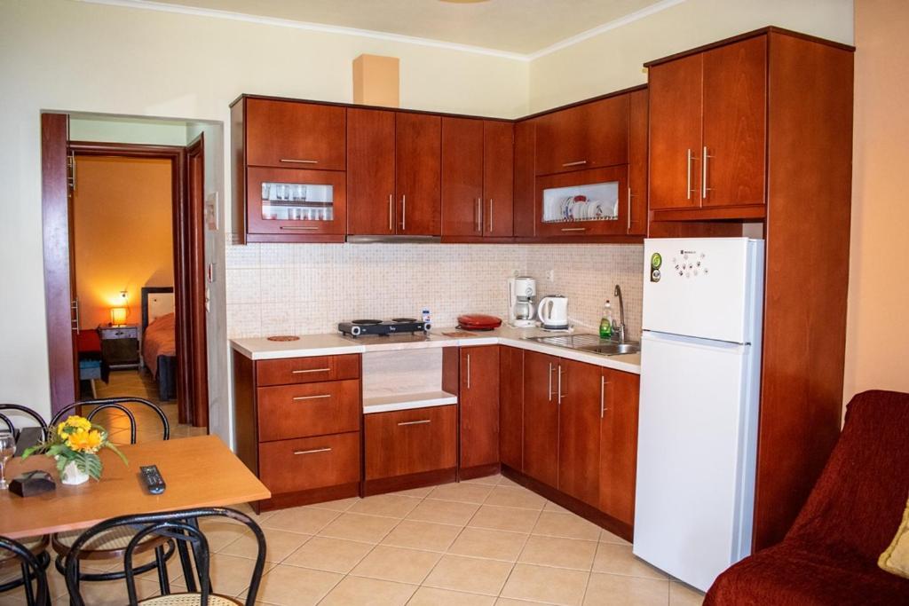 Takis & Eirini Family Apartments Perama  Extérieur photo