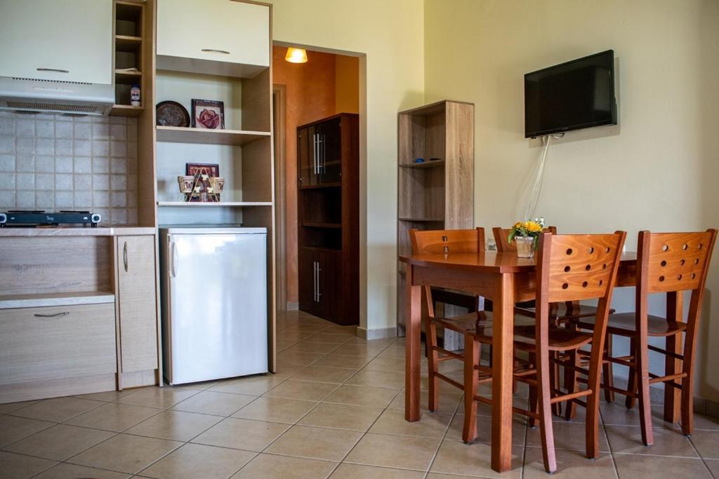 Takis & Eirini Family Apartments Perama  Extérieur photo